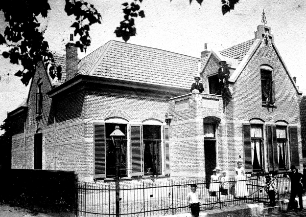 Kerkplein, Hippolytushoef omstreeks 1913. Pastorie van de Hervomde gemeente.
